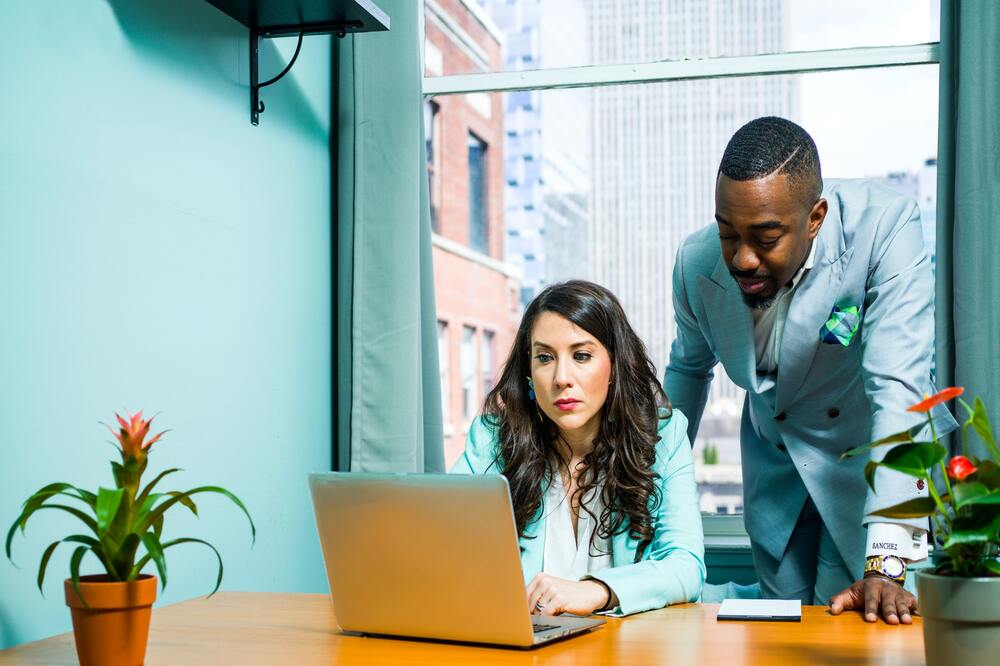 10 Ways to Give Better Employee Feedback (+ Examples)