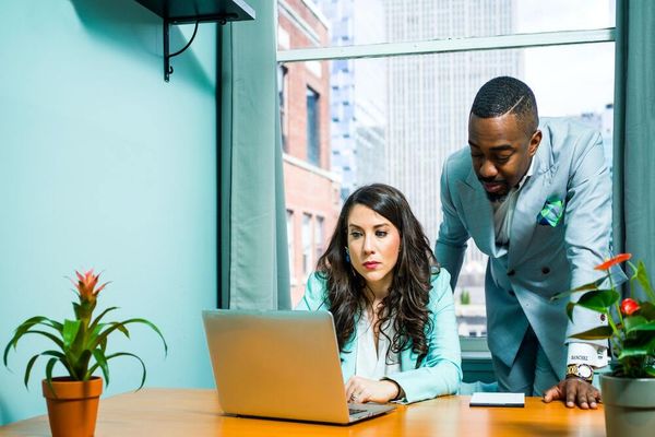 10 Ways to Give Better Employee Feedback (+ Examples)
